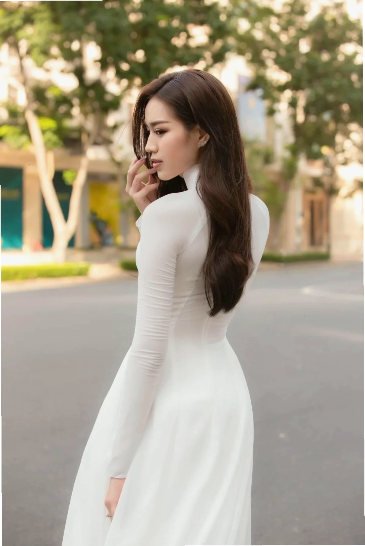 gái mặc áo dài trắng thanh lịch