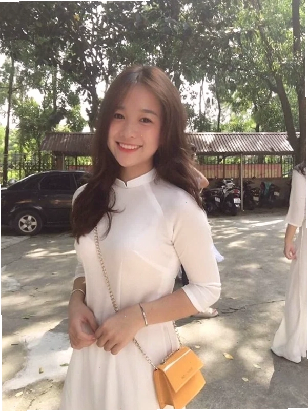 gái mặc áo dài trắng tinh khôi