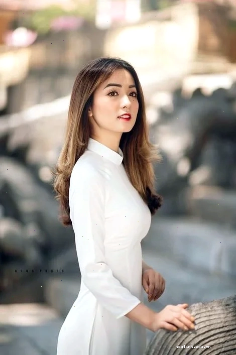 gái mặc áo dài trắng tỏa nắng