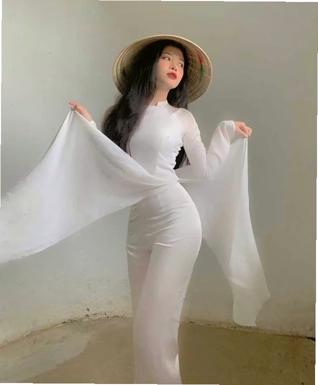 gái mặc áo dài trắng trong vườn hoa