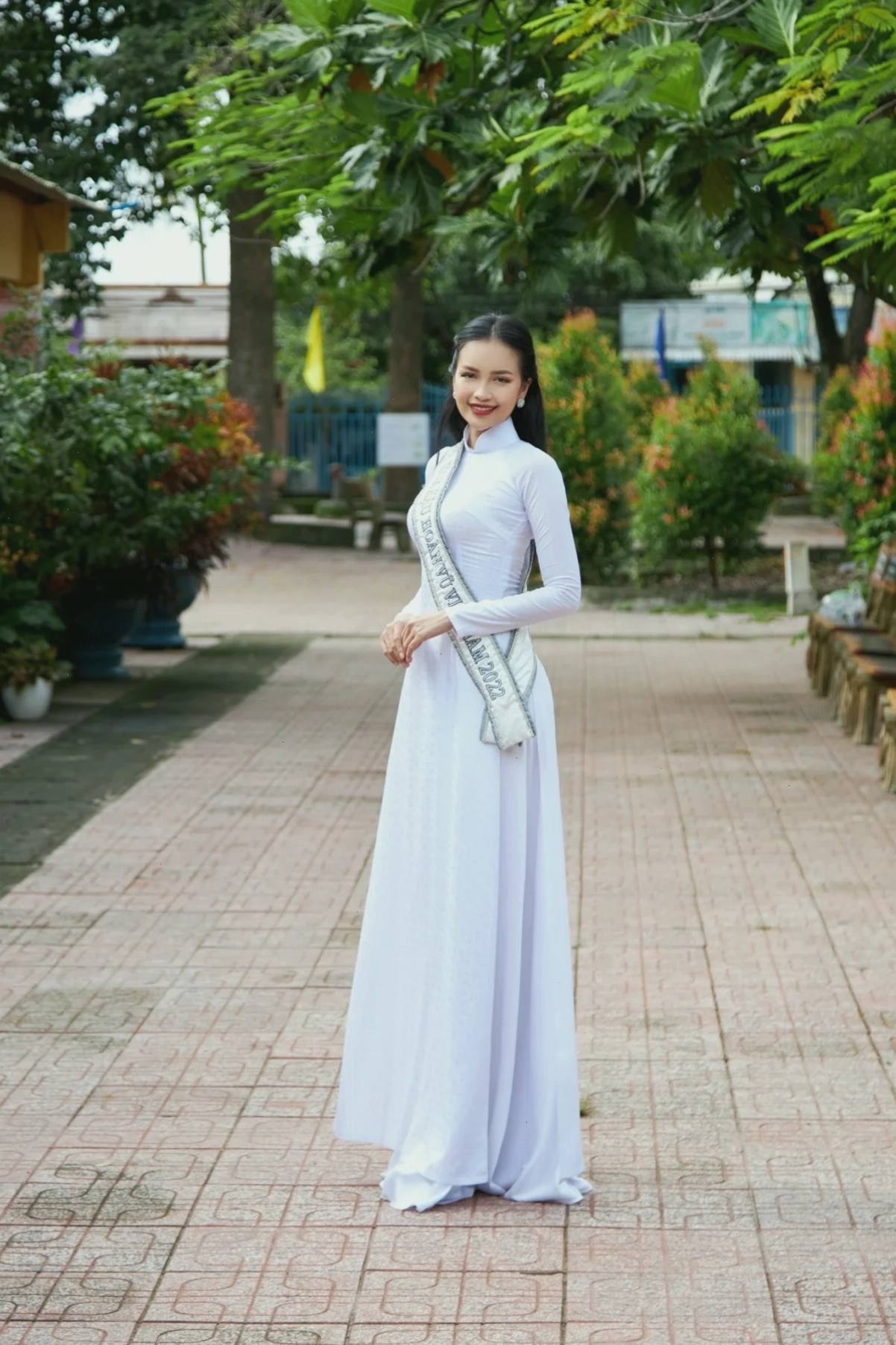 gái mặc áo dài trắng với nón