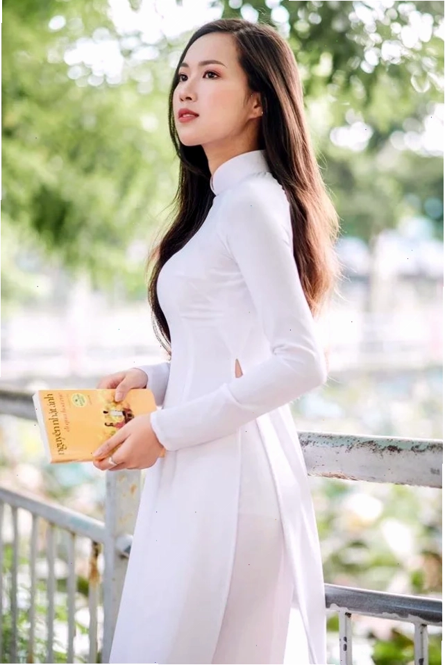gái mặc áo dài trắng xinh xắn
