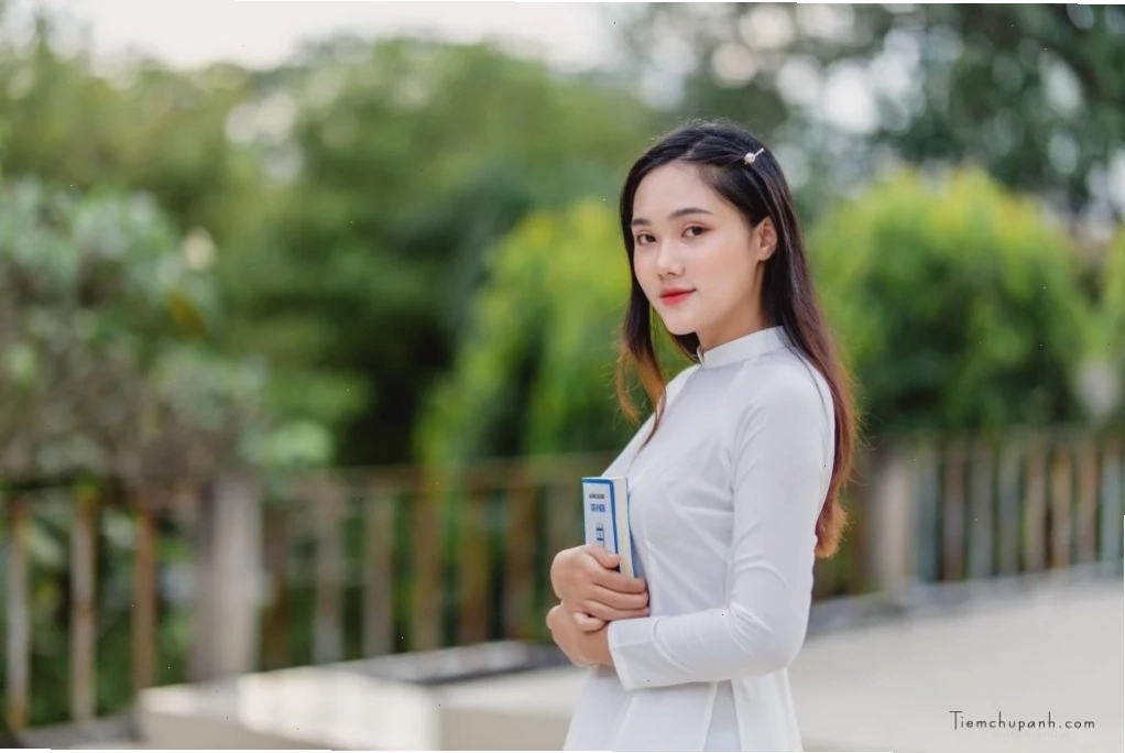 gái mặc áo lá