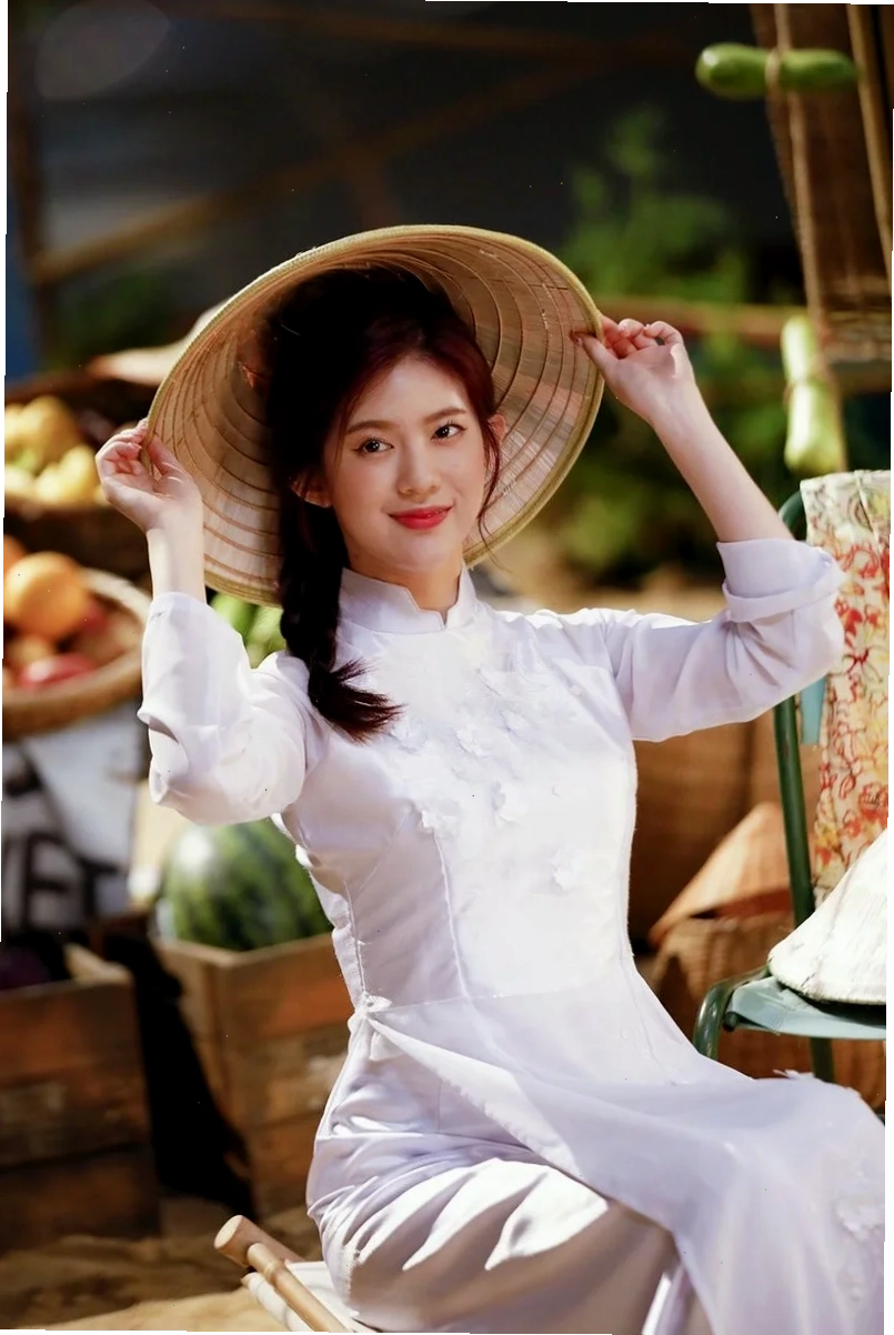 gái mặc áo lá đi biển
