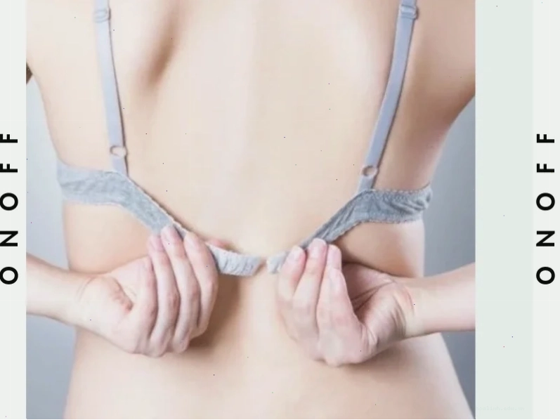 gái mặc áo lá đi mua sắm