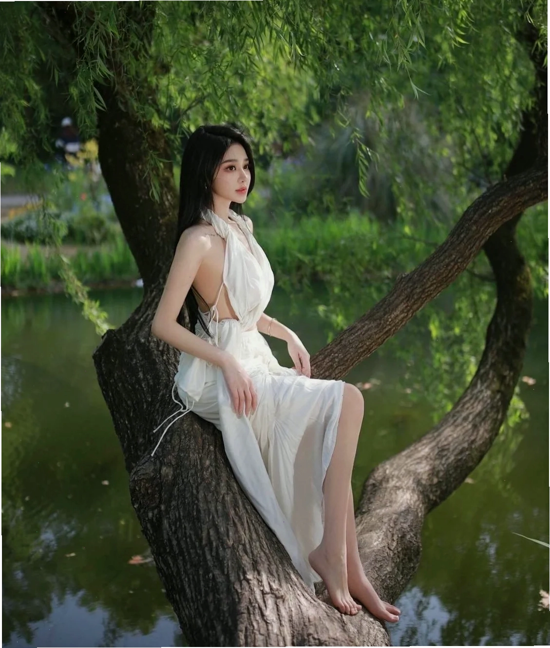 gái mặc áo lá đi tiệc
