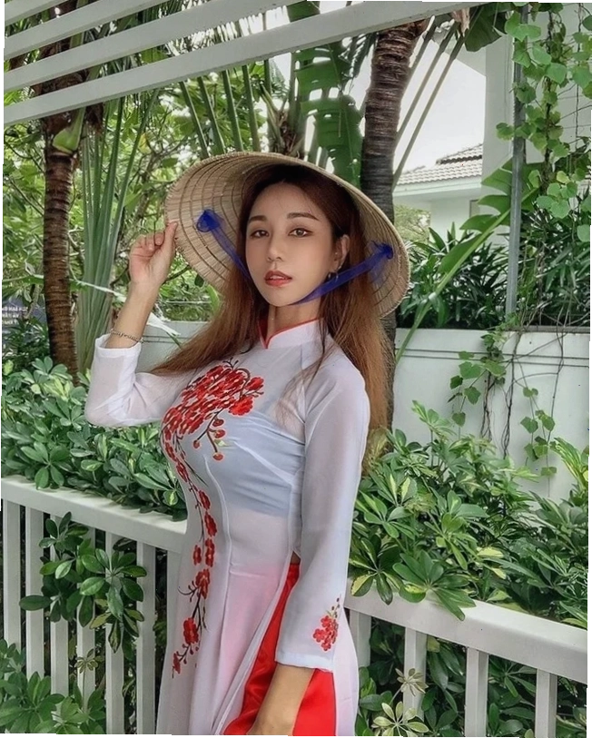gái mặc áo lá dưới nắng