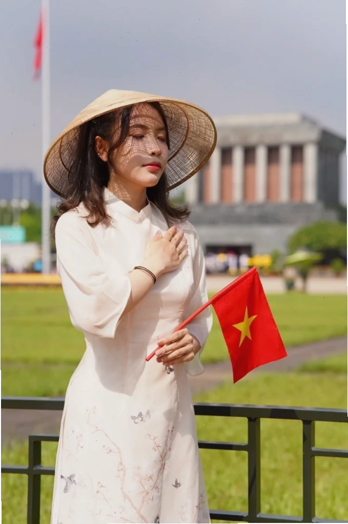 gái mặc áo lá họa tiết