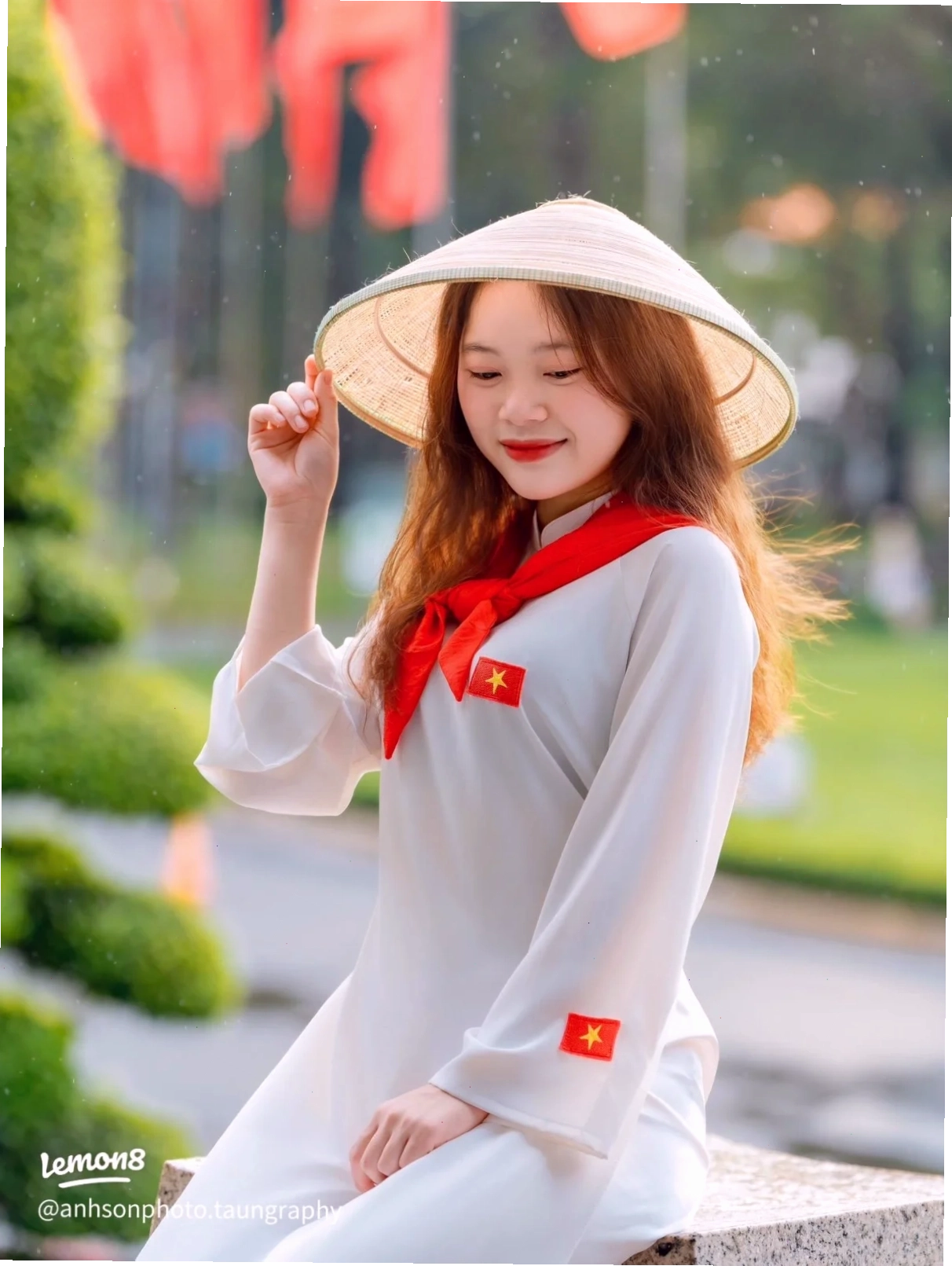 gái mặc áo lá phong cách streetstyle
