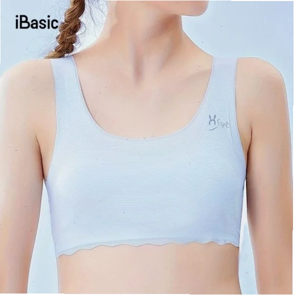 gái mặc áo lá tại nhà