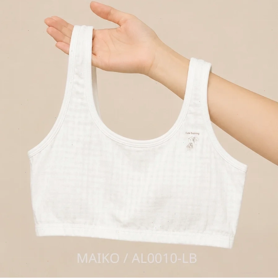 gái mặc áo lá tập nhảy