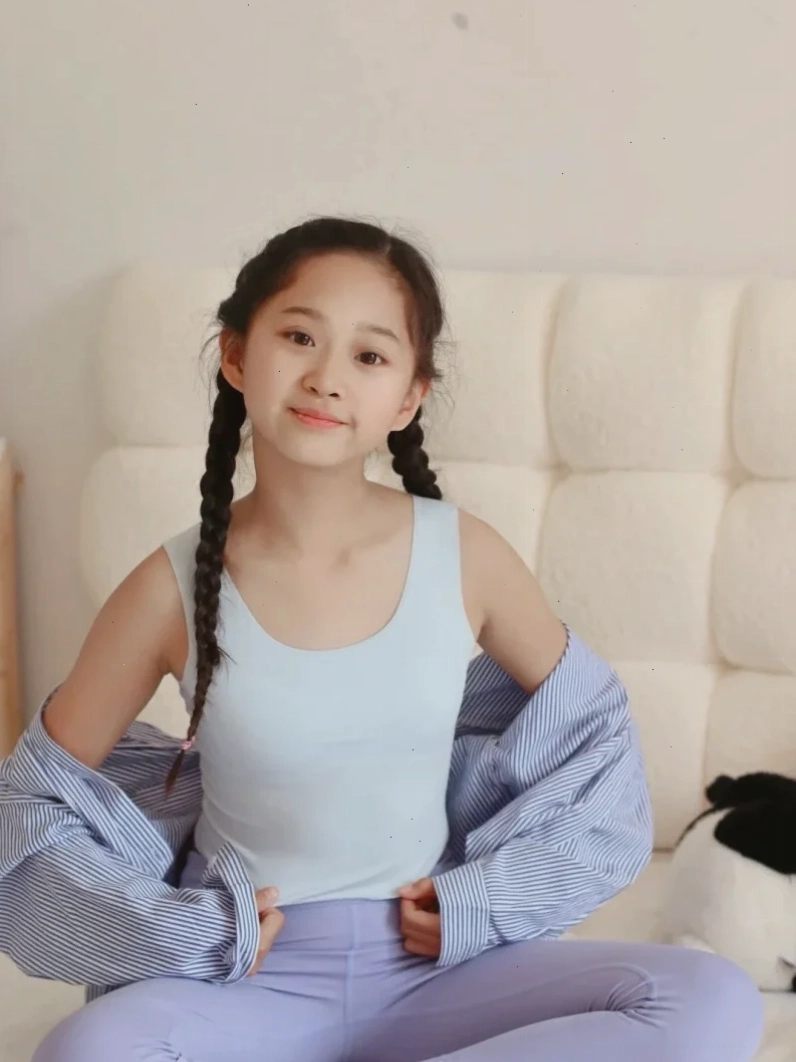 gái mặc áo lá thể thao