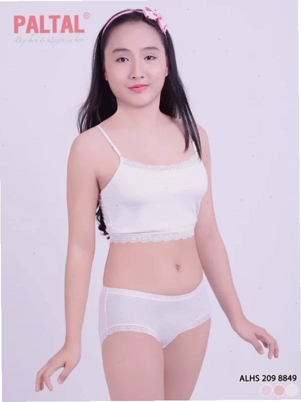 gái mặc áo lá thoải mái