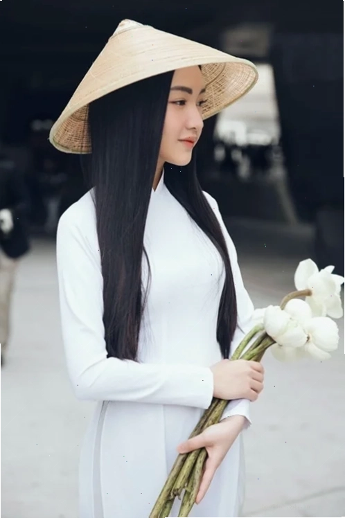 gái mặc áo lá trong nhà