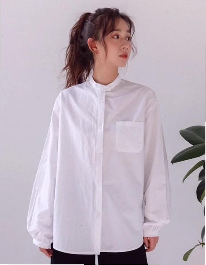 gái mặc áo sơ mi trắng duyên dáng