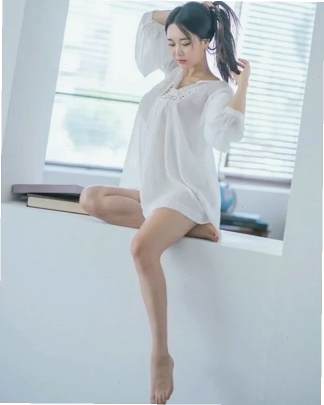 gái mặc áo sơ mi trắng phối cùng quần âu