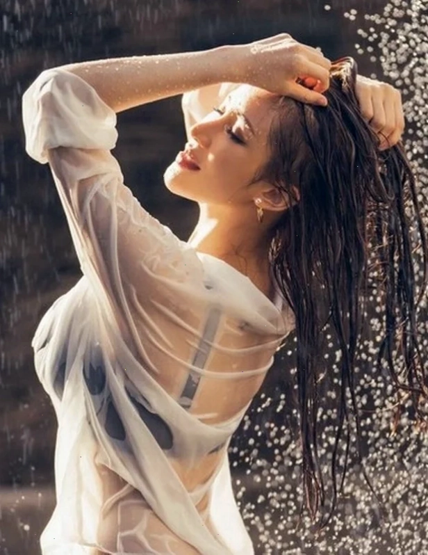gái mặc áo sơ mi trắng ướt bên hồ bơi sang trọng
