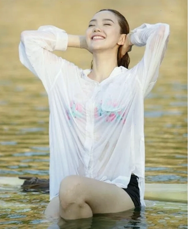 gái mặc áo sơ mi trắng ướt tạo dáng bên hồ bơi