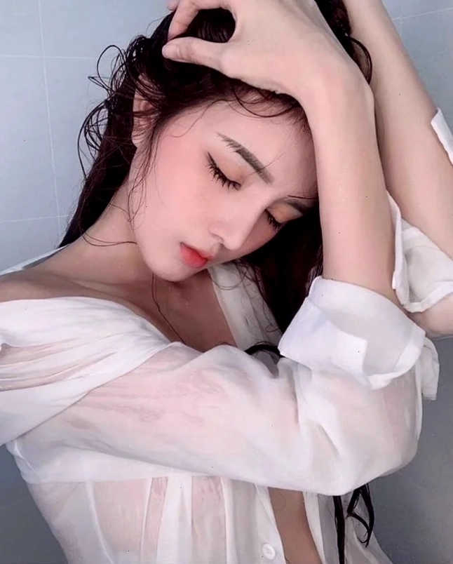 gái mặc áo sơ mi trắng ướt trong MV