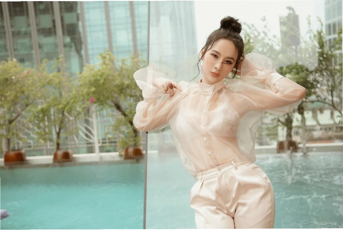 gái mặc áo trong suốt hiện đại