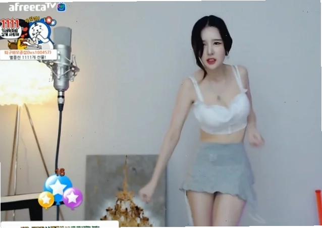 gái mặc áo trong suốt khoe vai