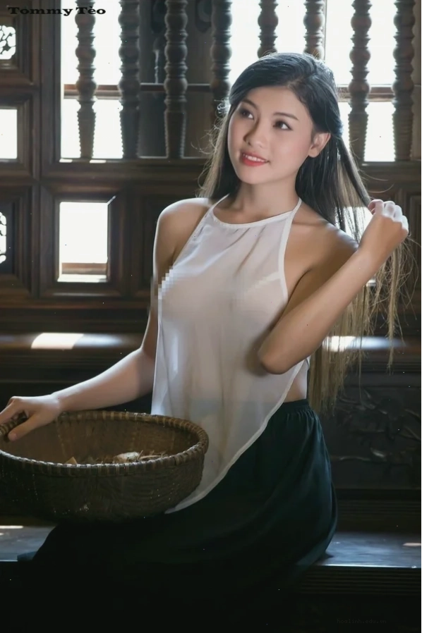 gái mặc áo trong suốt ngoài trời
