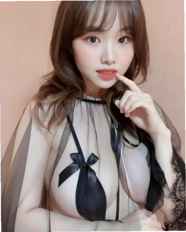 gái mặc áo trong suốt phong cách