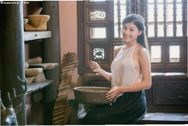 gái mặc áo trong suốt quyến rũ