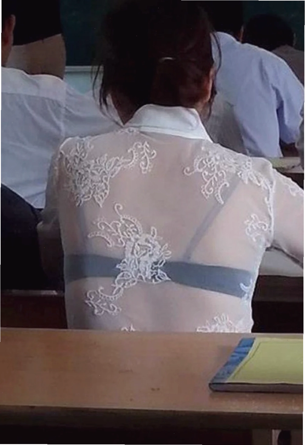 gái mặc áo trong suốt sang trọng