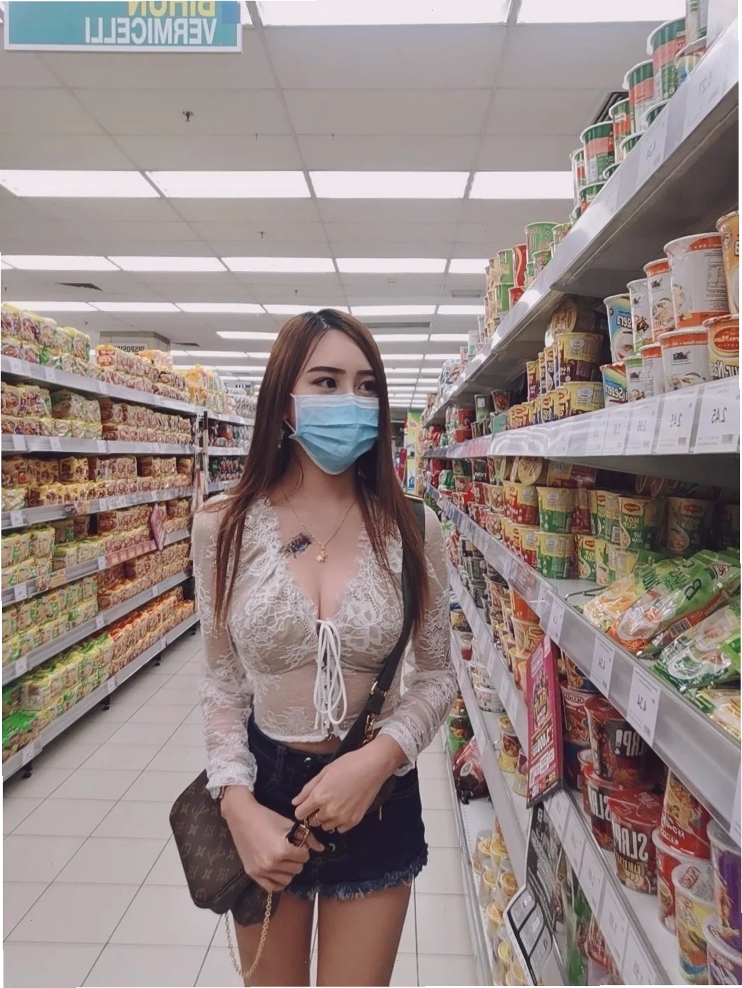 gái mặc áo xuyên thấu duyên dáng