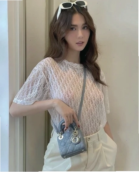 gái mặc áo xuyên thấu mỏng manh