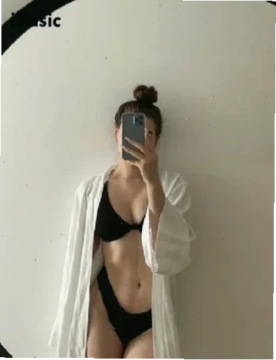 gái mặc bikini gợi cảm bên hồ