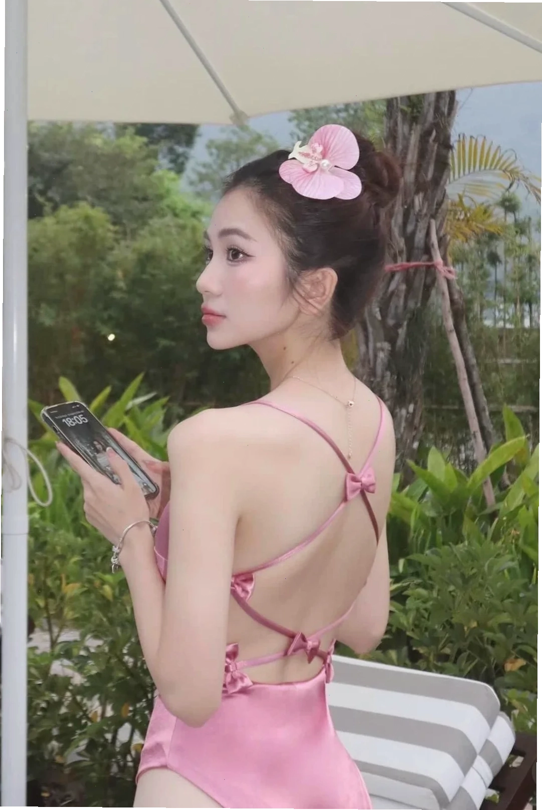 gái mặc bikini màu hồng bên biển