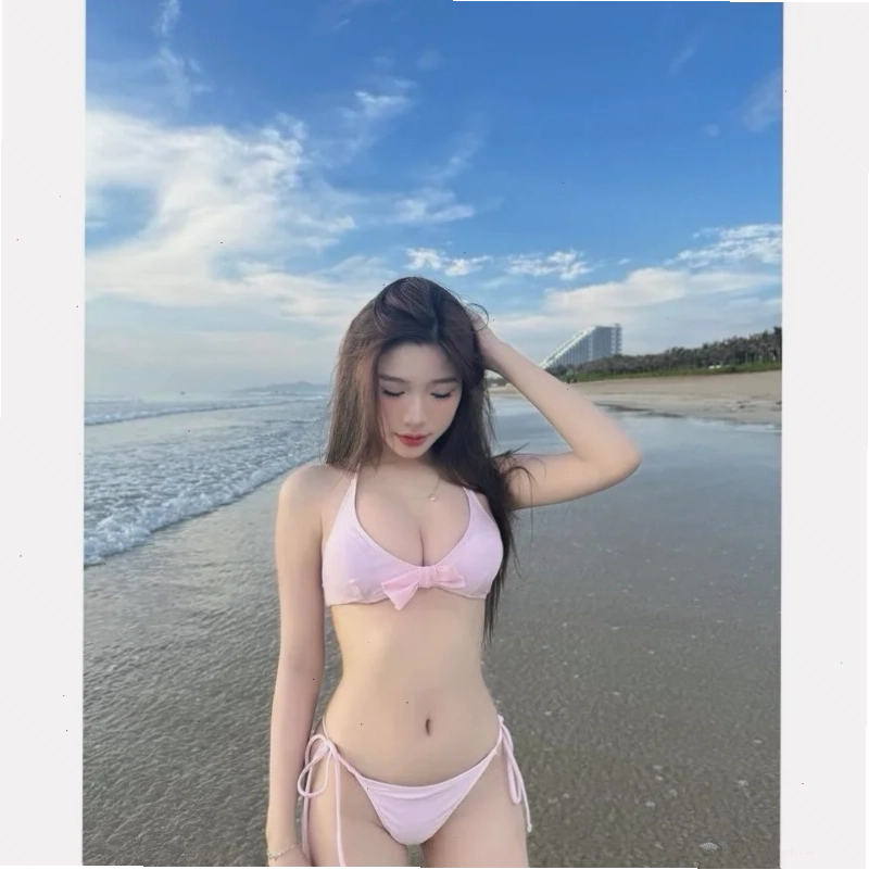 gái mặc bikini màu hồng bên biển