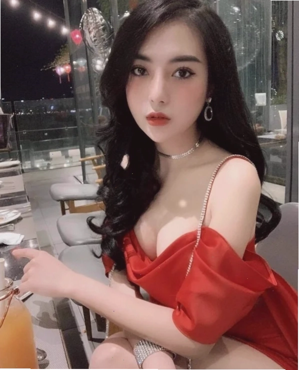 gái mặc bikini màu hồng quyến rũ