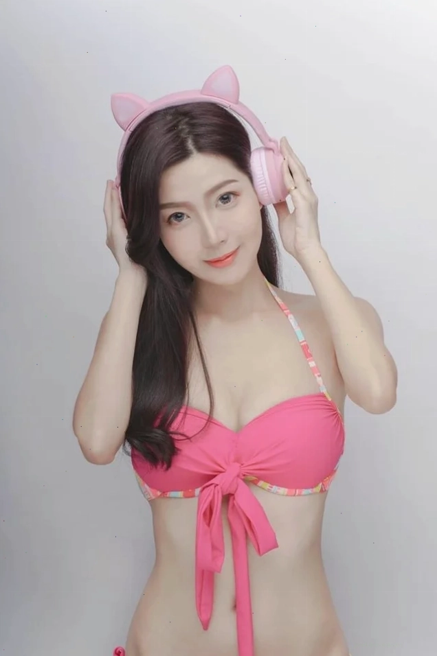 gái mặc bikini màu hồng xinh xắn