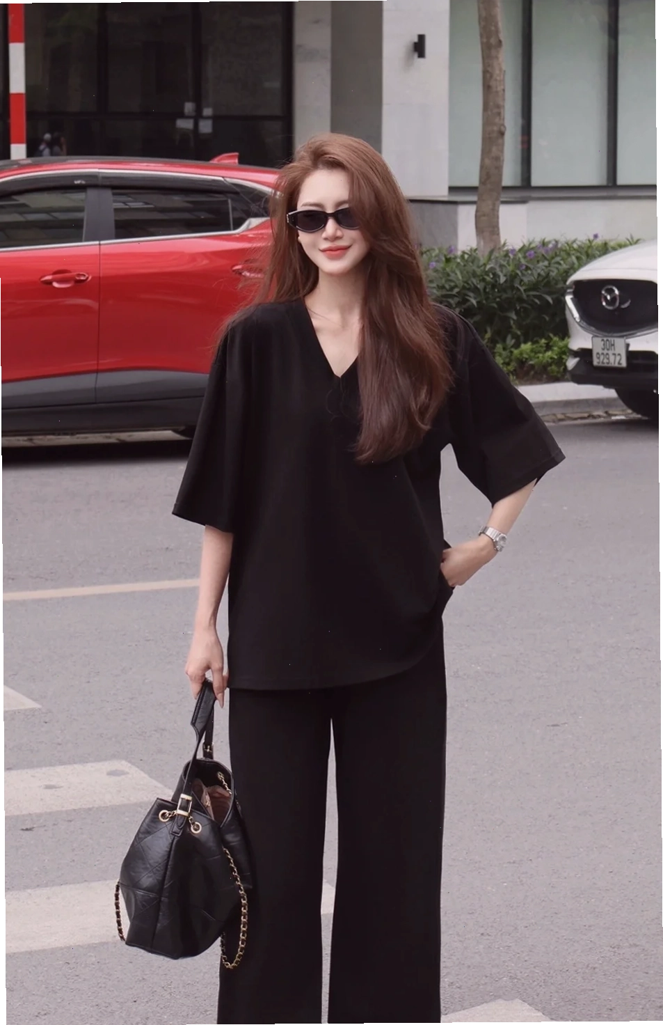 Gái mặc đồ đen vui vẻ gái mặc đồ đen đi chơi