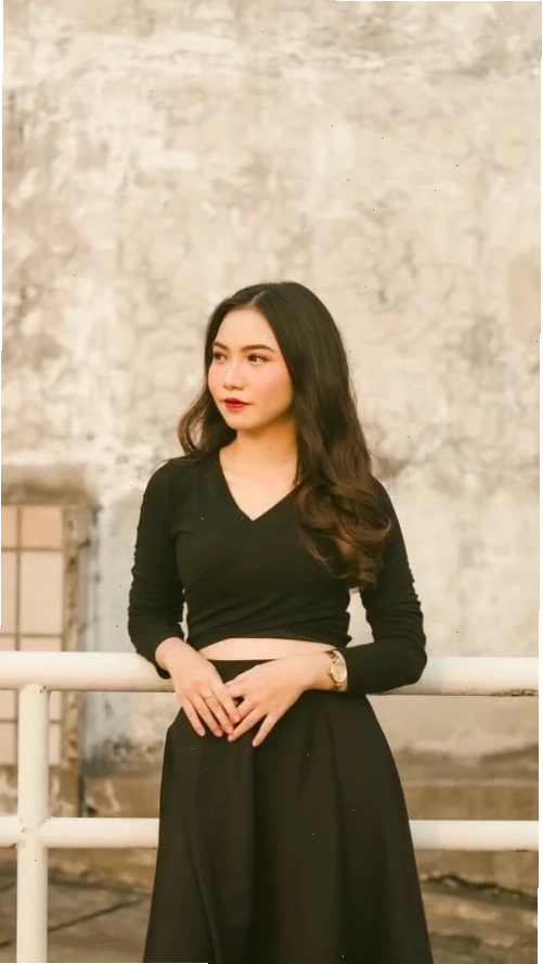 Gái mặc đồ đen phá cách gái mặc đồ đen hiện đại
