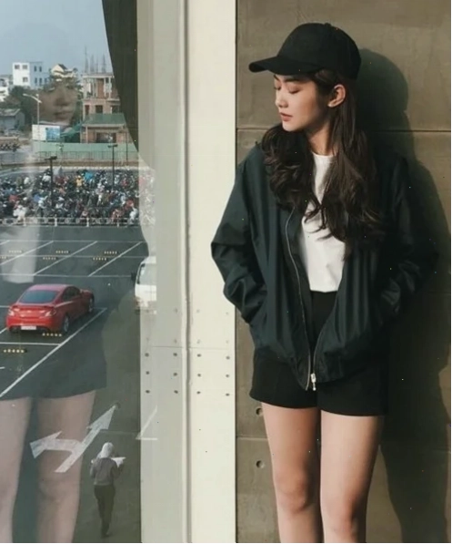 Gái mặc đồ đen họa tiết gái mặc đồ đen với họa tiết