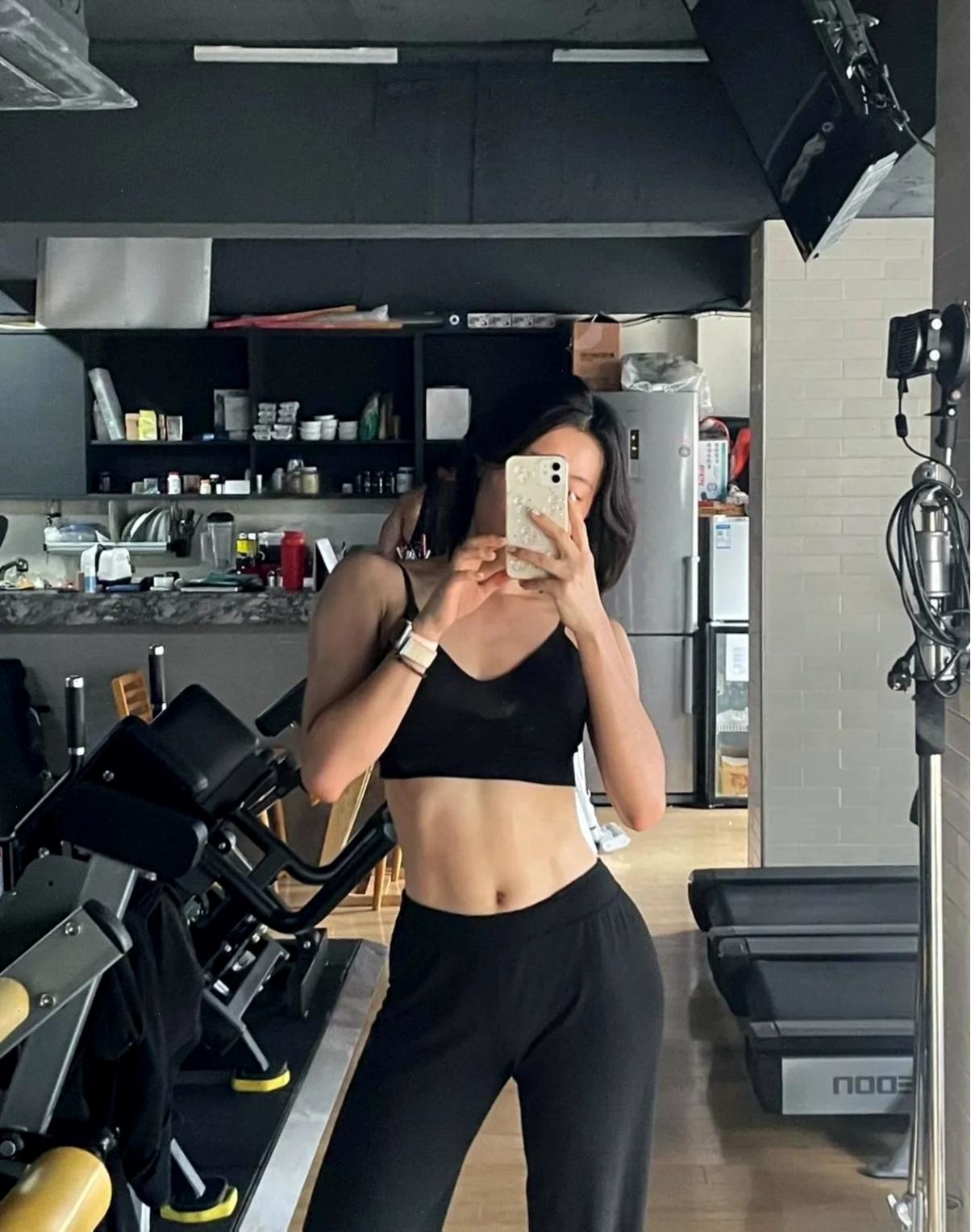 gái mặc đồ tập gym năng động