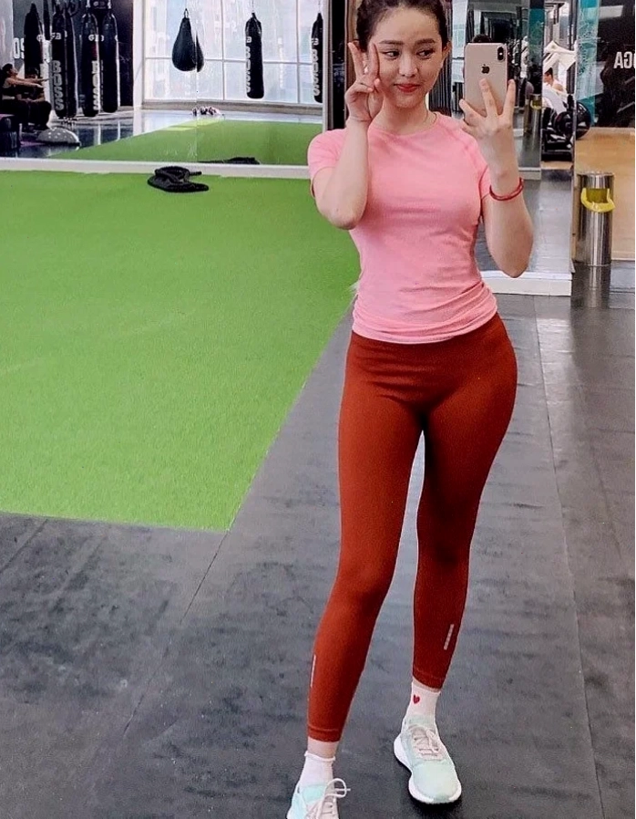 gái mặc đồ tập gym tại phòng tập