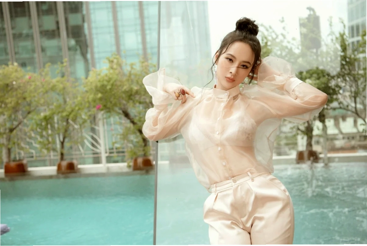 gái mặc đồ trong suốt sang trọng