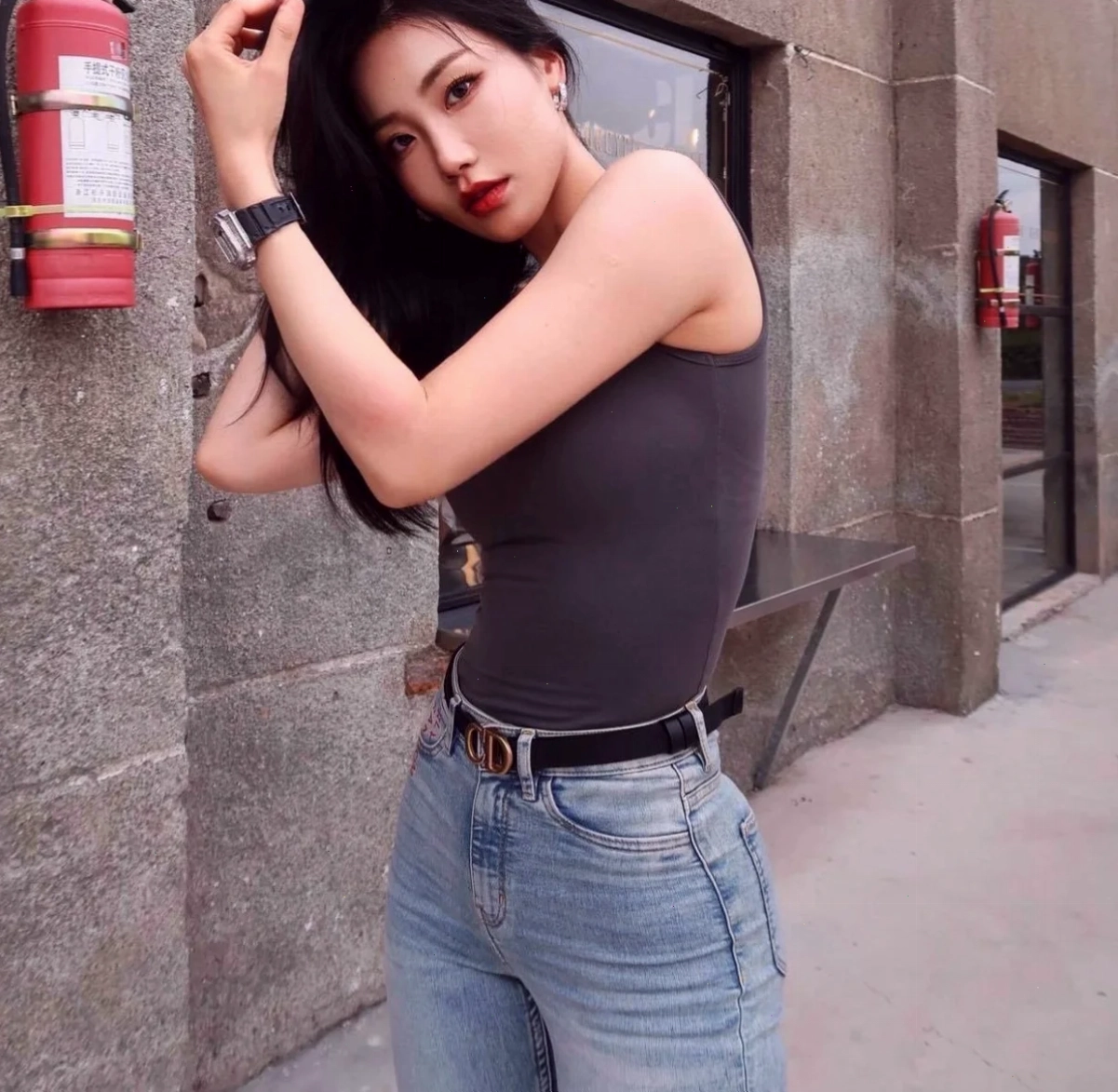 gái mặc quần bò bó phối cùng áo blouse