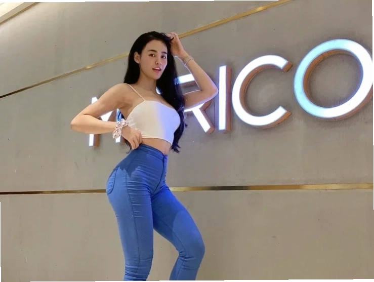 gái mặc quần bò bó quyến rũ dạo phố