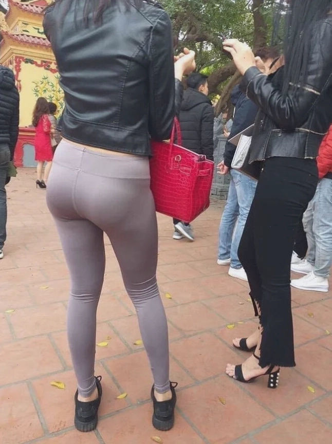 gái mặc quần bó lộ mu