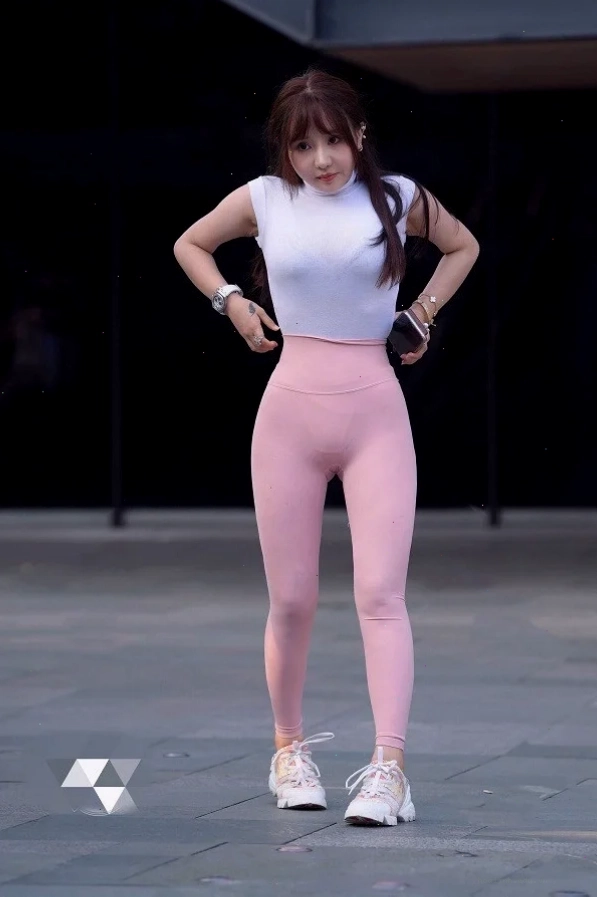 gái mặc quần bó lộ mu