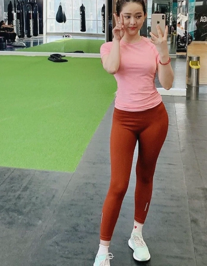 gái mặc quần bó lộ mu