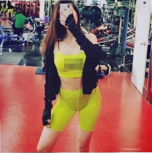 gái mặc quần bó sát mu chụp ảnh tự sướng