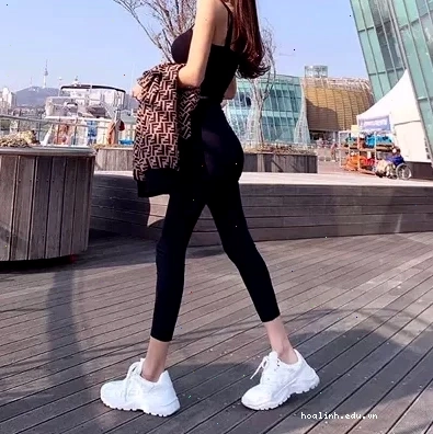 gái mặc quần bó sát mu năng động
