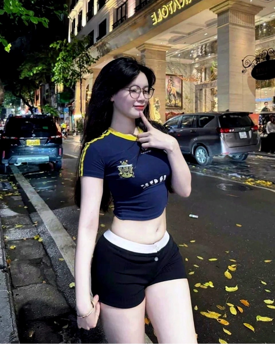 Gái mặc quần đùi dạo chơi công viên nước